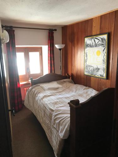 a bedroom with a bed and a window at Hameau De Jadis in Pré-Saint-Didier