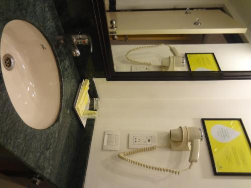 Un baño de Lemon Tree Hotel, Ahmedabad