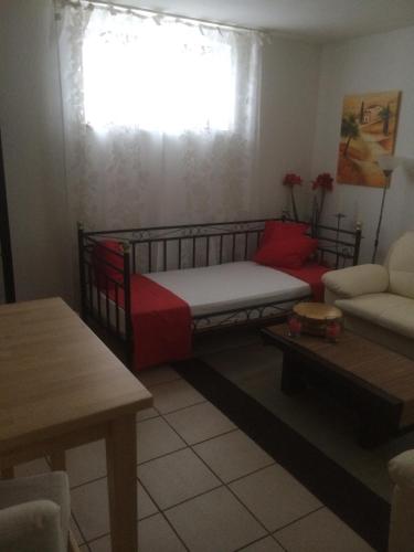 a bedroom with a bed and a couch and a window at BASEMENT Links 108A 1 Zimmer Apartment in Holzminden