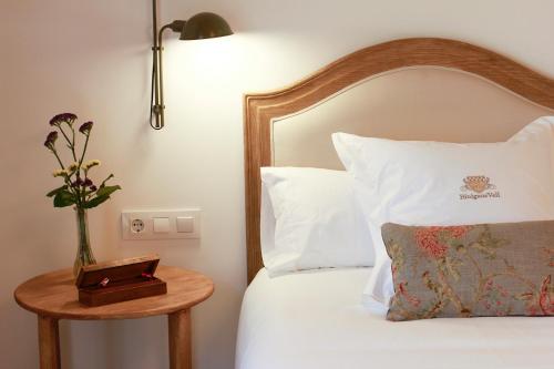 
Een bed of bedden in een kamer bij Hotel Rural Binigaus Vell

