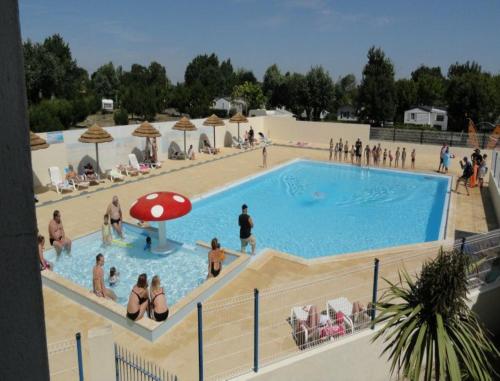 O vedere a piscinei de la sau din apropiere de Camping Le Lagon Bleu