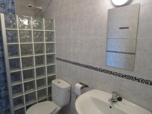 ロザスにあるsegovia 14のバスルーム(トイレ、洗面台、鏡付)