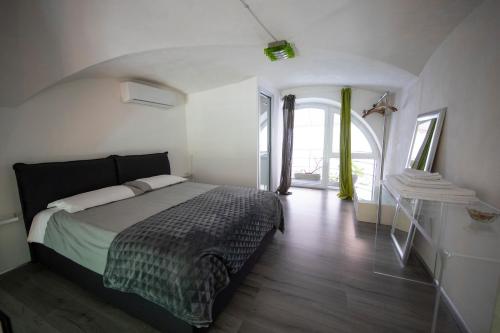カターニアにあるCasa Nutrizione Apartmentの窓付きの部屋にベッド付きのベッドルーム1室があります。