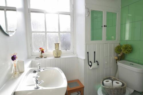 Gallery image of JOIVY Bright and cosy 2BR Apt with workspace in New town, 5mins to Princes St in Edinburgh