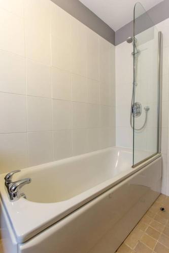 JOIVY Spacious Apt in New Town Prime Location photo 27