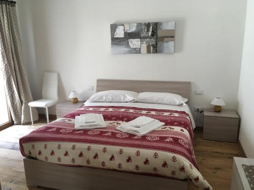 a bedroom with a bed with two towels on it at Antica Casa Nella in Venas