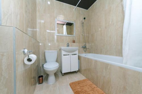 ein Badezimmer mit einem WC, einer Badewanne und einem Waschbecken in der Unterkunft Софии Русовой 7 in Kiew