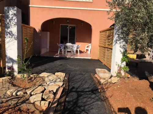 un patio d'une maison avec une table et des chaises dans l'établissement Appartement 300mètres mer Martinengo La Croisette, à Sainte-Maxime