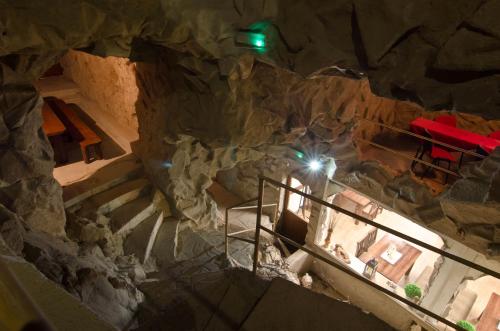 una vista aérea de una escalera en un muro de roca en Garni Hotel Fatra, en Terchová