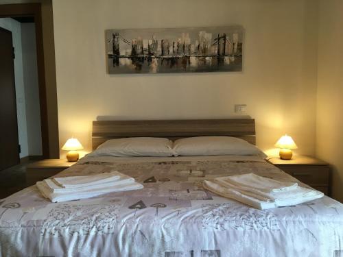 a bedroom with a bed with towels on it at Antica Casa Nella in Venas