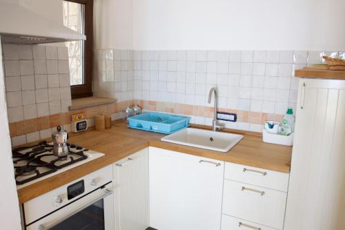 カザール・ヴェリーノにあるLa Torrettaのシンクとコンロのある小さなキッチン