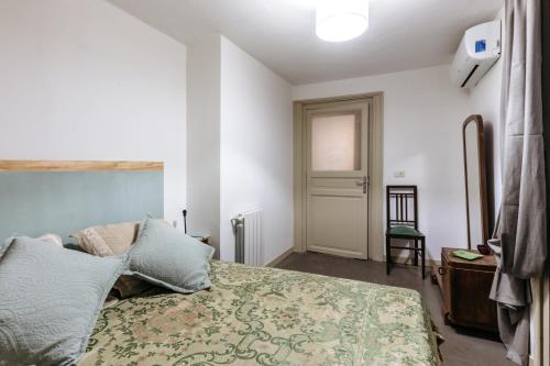 - une chambre avec un lit doté d'un couvre-lit vert dans l'établissement Case Barbera Via Parlamento, à Palerme