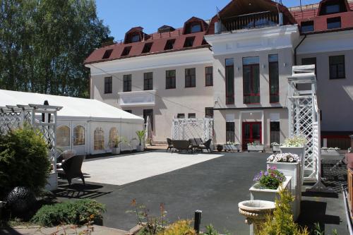 ソロチャにあるБутик отель Боровницаの白い大きな建物(テント付)