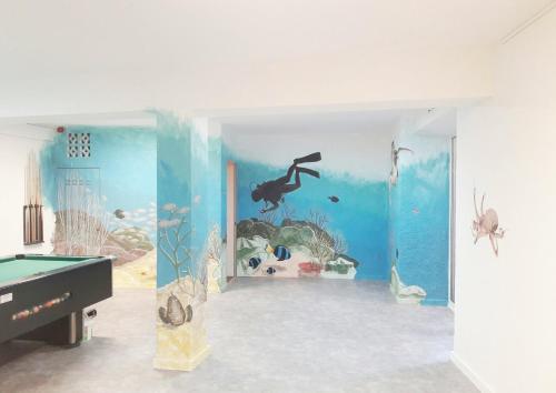 une chambre avec un billard et un aquarium dans l'établissement Hotel Rosa & Spa Begur, à Begur