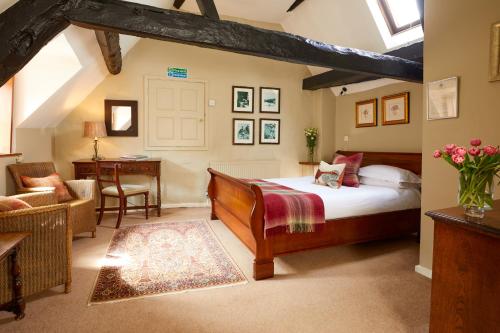 a bedroom with a bed and a desk in a room at Burford House BH in Burford