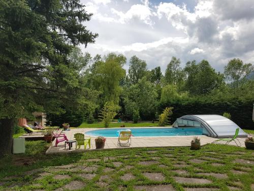 une arrière-cour avec une piscine et une tente dans l'établissement À la Petite Maison, à Gap
