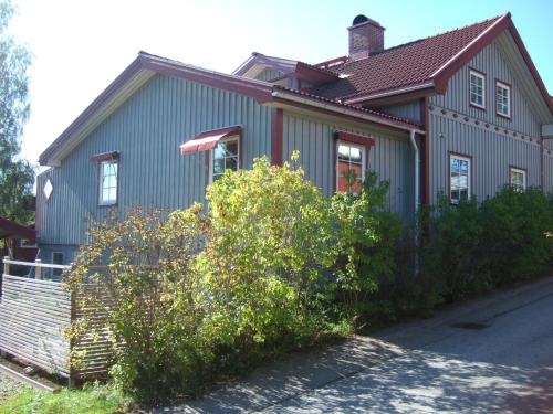 アルビカにあるHaga Gård Arvikaの赤屋根の青い家
