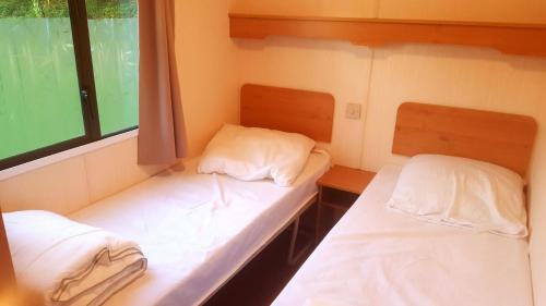 Postel nebo postele na pokoji v ubytování Camping de la Reuille