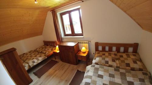 
Łóżko lub łóżka w pokoju w obiekcie Chatka Bukowina

