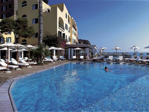 une personne dans la piscine d'un hôtel dans l'établissement Regina Isabella-Resort Spa Restaurant, à Ischia