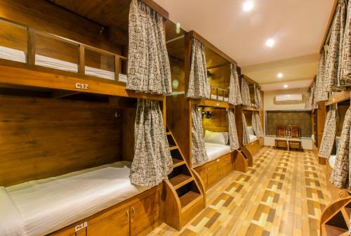 Tempat tidur susun dalam kamar di Blossom Dormitory For Male and Female