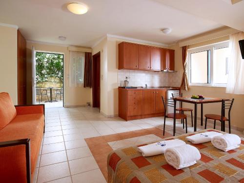 Postel nebo postele na pokoji v ubytování Avantis Suites Hotel