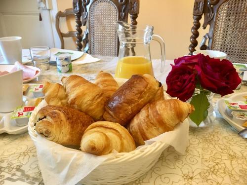 un cesto di croissant e prodotti da forno su un tavolo di Presbytere a Sauville