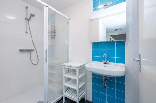 a bathroom with a sink and a shower at Weststraat 22 - Ouddorp - Appartement Oost 3P in Ouddorp