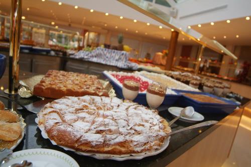 a buffet with several pizzas on a table at Grupotel Gran Vista & Spa in Can Picafort