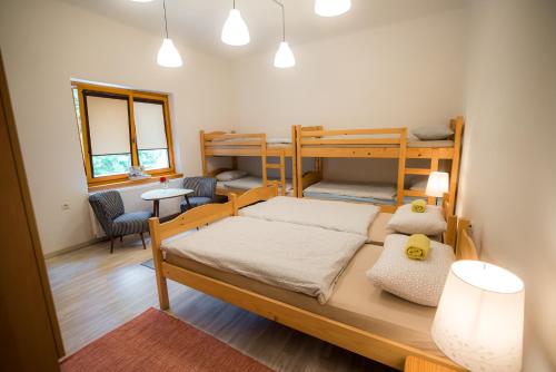 מיטה או מיטות קומותיים בחדר ב-Rooms Kozmus