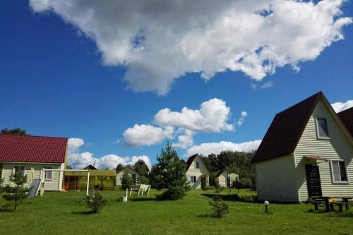 a group of houses in a field with a blue sky at Country Club Duncan in Prislon