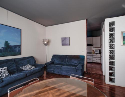 a living room with a couch and a glass table at Buona Luce in Verona