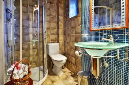 y baño con aseo, lavabo y ducha. en Melinas Boutique Hotel B&B, en Kipoi