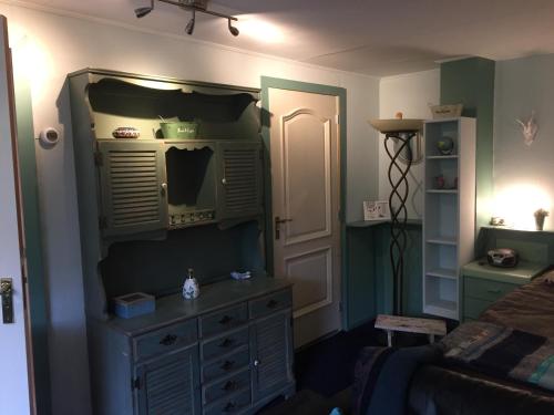 een slaapkamer met een dressoir met een spiegel bij B&B Bij de Boomgaard in Tricht