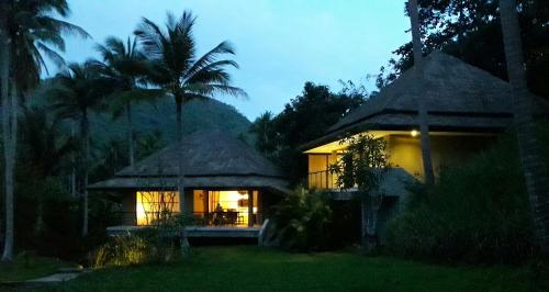 Taman di luar Beachfront TalingNgam