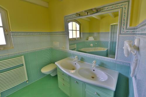 Ένα μπάνιο στο Villa Raifer