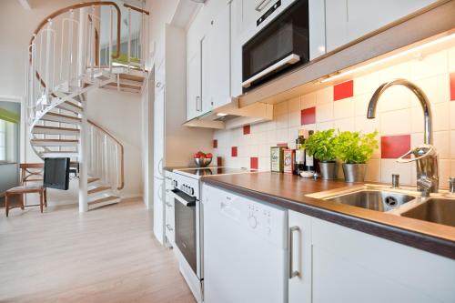 a kitchen with a sink and a counter top at Höglekardalens Semesterby - Bydalsfjällen in Bydalen