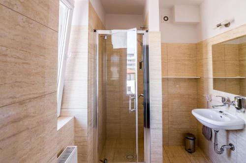 y baño con ducha y lavamanos. en Hotel Walewscy, en Gdańsk-Rębiechowo