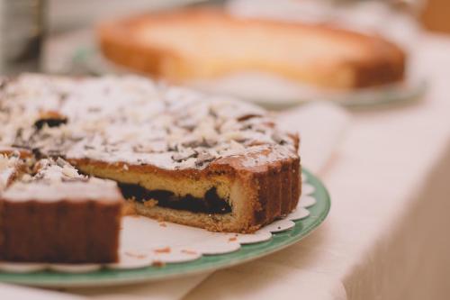 een stuk taart op een bord op een tafel bij Hotel Aurora in Sirmione