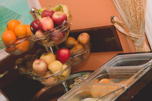 een bos fruit in manden op een toonbank bij Hotel Aurora in Sirmione