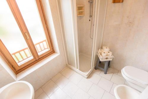 納戈－托爾博萊的住宿－Villa Nirvana，一间带两个卫生间和淋浴的浴室