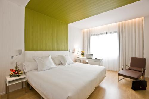 Occidental Castellana Norte tesisinde bir odada yatak veya yataklar