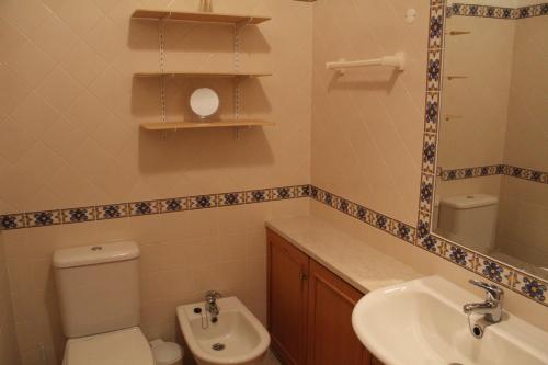 アルヴォルにあるSea View Apartment Alvorのバスルーム(トイレ、洗面台、鏡付)