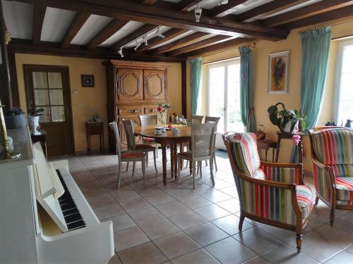 une salle à manger avec une table et des chaises dans l'établissement Chambres d'Hôtes Le Clos Vaucelle, à Rapilly