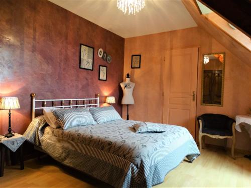 une chambre avec un grand lit dans une pièce dans l'établissement Chambres d'Hôtes Le Clos Vaucelle, à Rapilly