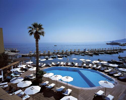 Bazén v ubytování Regina Isabella-Resort Spa Restaurant nebo v jeho okolí