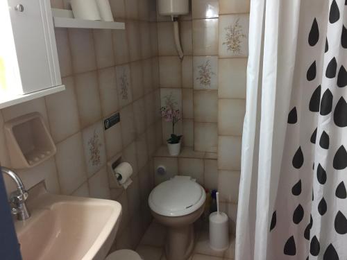 Un baño de Kakovatos Studios