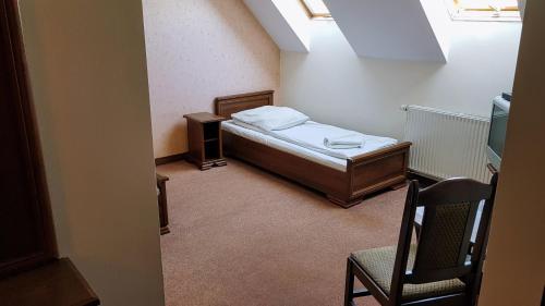 Un pat sau paturi într-o cameră la Kania Pokoje Gościnne