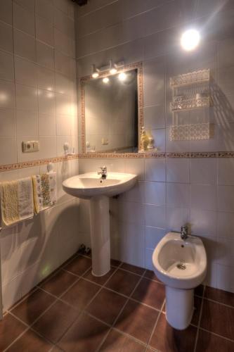 a bathroom with a sink and a toilet at Casa Tia Emilia in Villar de Plasencia