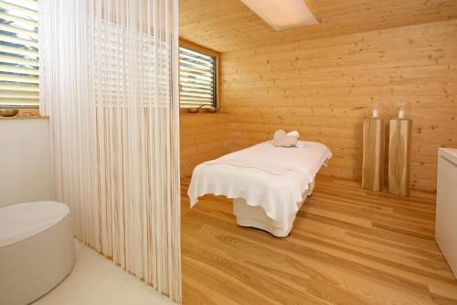Zimmer mit Massagetisch in einem Holzzimmer in der Unterkunft Tannenhof Sport & SPA in Weiler-Simmerberg